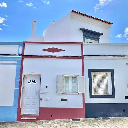 Escape To A Terrace Over Tavira's History Feriehus