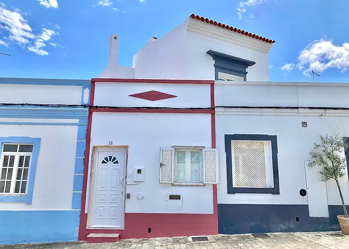 Escape To A Terrace Over Tavira's History 度假居